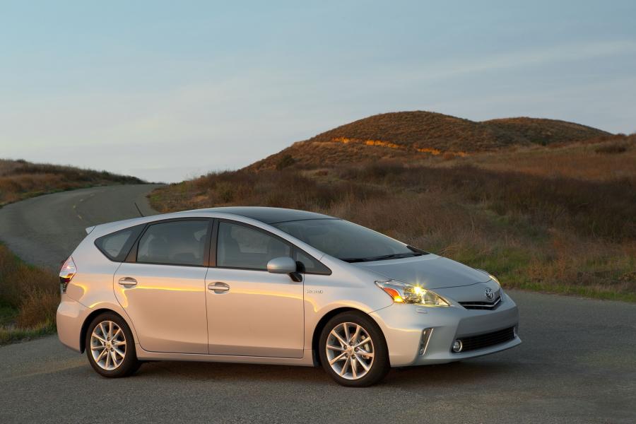  Toyota Prius V 2011 года  (фото 23 из 208)